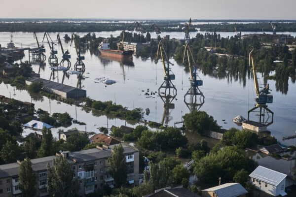 הצפות בחרסון לאחר פיצוץ סכר נובה קוחובקה (צילום: AP Photo/Libkos)