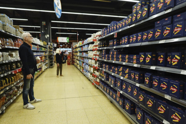 לקוחות בסופרמרקט באיטליה (צילום: AP Photo/Luca Bruno)
