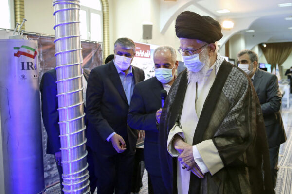 המנהיג העליון של איראן האייתוללה ח'אמנאי, בתערוכה להצגת הישגי הגרעין של איראן בטהרן. 11 ביוני (צילום: Office of the Iranian Supreme Leader, Via AP)