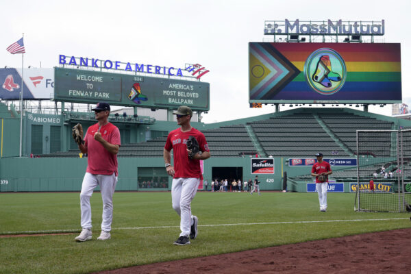 הלוגו של קבוצת בוסטון רד סוקס צבוע בצבעי הגאווה, על המסך במגרש בפנוויי פארק, בוסטון (צילום: AP Photo/Charles Krupa)