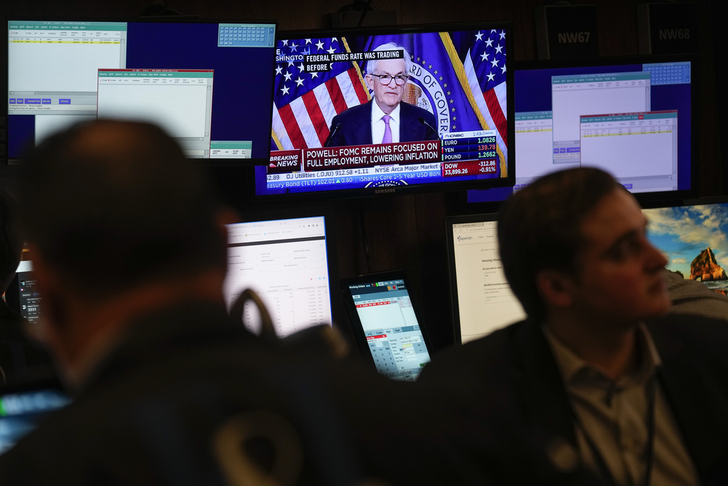 מסך טלוויזיה בבורסה בניו יורק מקרין את מסיבת העיתונאים של נגיד הפדרל ריזרב בארה"ב, ג'רום פאוול, בה הודיע שלא תועלה הריבית בארה"ב אחרי כשנה של העלאות ריבית  (AP Photo/Seth Wenig)