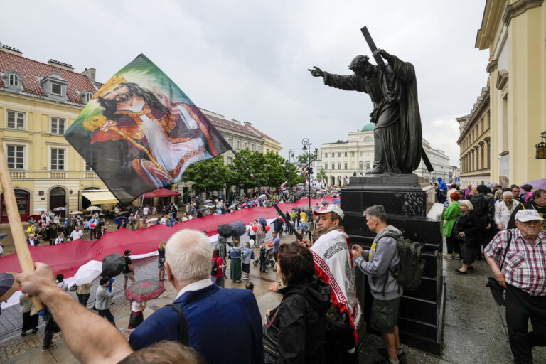 &quot;המצעד למען החיים והמשפחה&quot; בוורשה, שהתקיים כתגובת נגד יום אחרי מצעד הגאווה בעיר (צילום: AP Photo/Czarek Sokolowski)