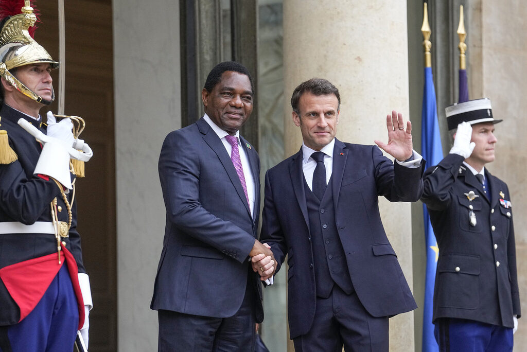 נשיא זמביה, האקאינדה היצ'ילמה יחד עם נשיא צרפת עמנואל מקרון (צילום: AP Photo/Michel Euler)