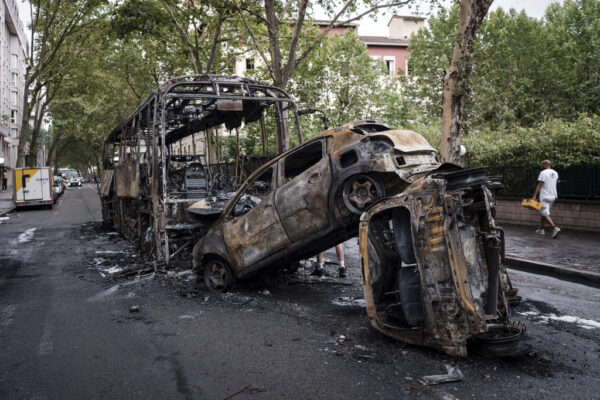 רכבים שרופים לאחר מהומות בפריז (צילום: Laurent Cipriani)