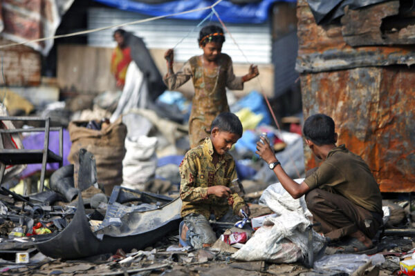 עבודת ילדים בהודו (צילום: AP Photo/Channi Anand)