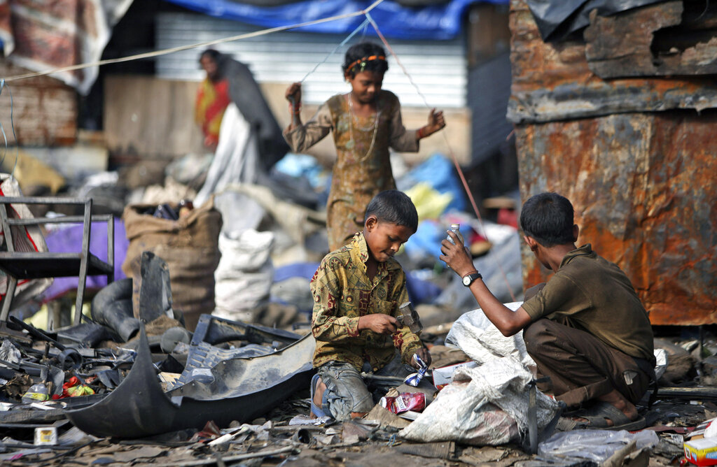 עבודת ילדים בהודו (צילום: AP Photo/Channi Anand)