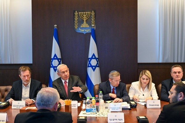 ראש הממשלה בנימין נתניהו בפתח ישיבת ועדת השרים למאבק ביוקר המחיה (צילום: קובי גדעון /לע"מ) ראש הממשלה בנימין נתניהו בפתח ישיבת ועדת השרים למאבק ביוקר המחיה (צילום: קובי גדעון /לע"מ)