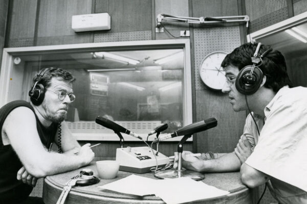 1989: דובי לנץ (משמאל) ורפי רשף באולפן גל"צ (צילום: משה שי, פלאש90)