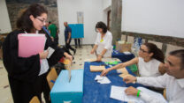 עורכת דין מצביעה בבחירות ללשכת עורכי הדין (צילום ארכיון: יונתן זינדל/ פלאש90)