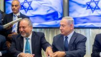 בנימין נתניהו ואיווט ליברמן חותמים על הסכם קואליציוני, מאי 2016 (צילום: יונתן זינדל \ פלאש 90)