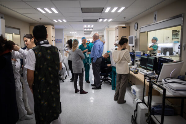 רופאים בבית החולים הדסה עין כרם בירושלים (צילום: הדס פרוש / פלאש 90)