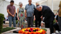ראש הממשלה בנימין נתניהו, אחיו עדו ובני משפחותיהם, בטקס האזכרה לאחיהם יוני נתניהו, שנפל במבצע אנטבה ב-1974 (צילום: אוליבייה פיטוסי/פלאש90)
