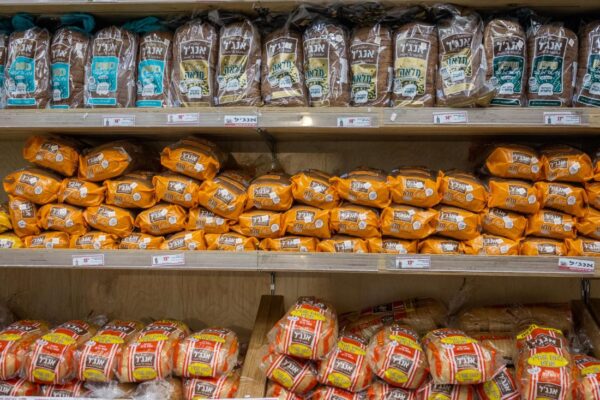 מדף לחם בסופרמרקט (צילום: יונתן זינדל/פלאש90)
