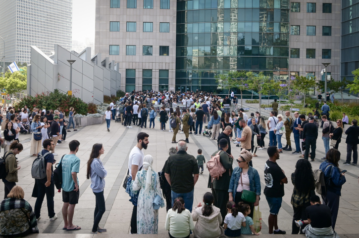 ישראלים עומדים מחוץ למשרד הפנים בתור לחידוש הדרכונים (צילום אבשלום ששוני/פלאש90)