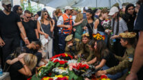 הלווייתה של סמלת ליה בן נון, שנהרגה מירי מחבל מצרי בעמדת שמירה על גבול מצרים, בבית העלמין הצבאי בראשון לציון (צילום: פלאש 90)