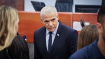 יאיר לפיד בבית המשפט למסירת עדות במשפט נתניהו (צילום: יונתן זינדל/פלאש90)