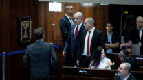 ראש הממשלה בנימין נתניהו ניגש להצביע לוועדה לבחירת שופטים. בלבן: טלי גוטליב (צילום: יונתן זינדל/פלאש90)