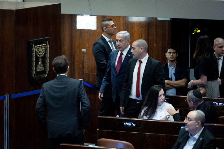 ראש הממשלה בנימין נתניהו ניגש להצביע לוועדה לבחירת שופטים. בלבן: טלי גוטליב (צילום: יונתן זינדל/פלאש90) ראש הממשלה בנימין נתניהו ניגש להצביע לוועדה לבחירת שופטים. בלבן: טלי גוטליב (צילום: יונתן זינדל/פלאש90)