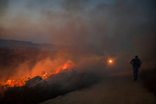 שדה עולה באש סמוך לכפר הפלסטיני קוסרא בשומרון לאחר עימותים בין מתנחלים לפלסטינים (צילום: פלאש 90)