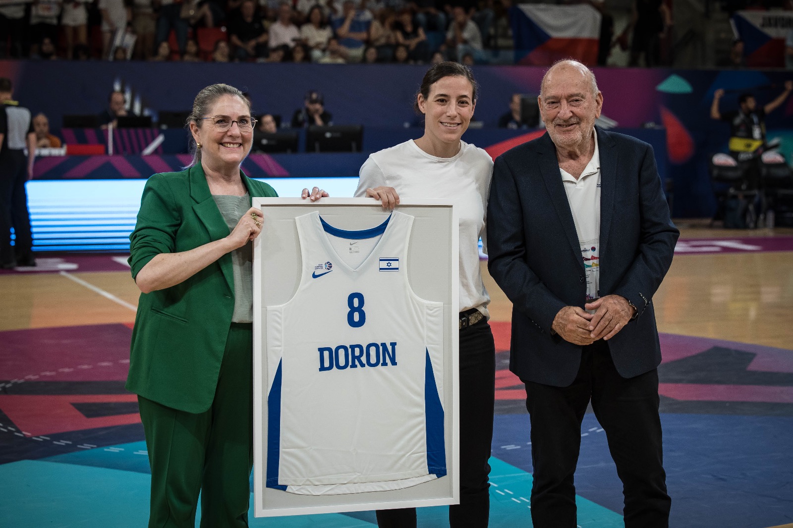רעיית נשיא המדינה מיכל הרצוג ויו"ר איגוד הכדורסל עמירם הלוי בטקס הוקרה לשי דורון, כוכבת העבר של נבחרת ישראל בכדורסל (צילום: איגוד הכדורסל בישראל)