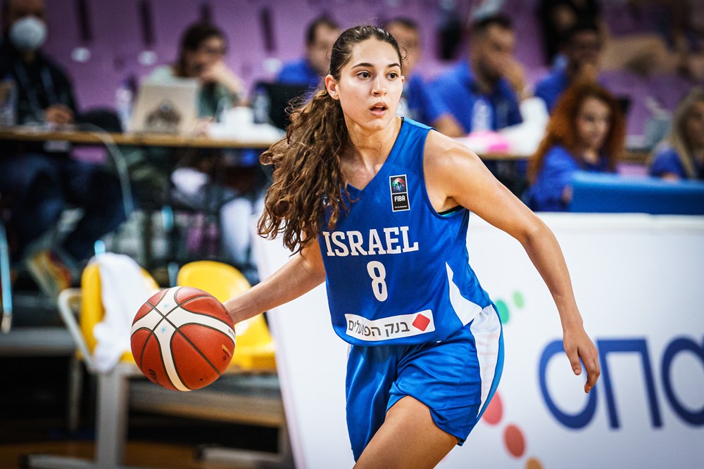 הילה קארש במדי נבחרת ישראל בכדורסל. &quot;זה החלון הראשון שלה בנבחרת ואני שם בתור האחות הגדולה&quot; (צילום: FIBA)
