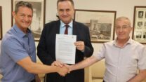 שר האנרגיה והתשתיות ישראל כ''ץ, מנכ''ל חברת החשמל מאיר שפיגלר ומנכ''ל חברת הבנייה שעובדת עם אנבידיה, עופר פז (צילום: יוסי וייס/ חברת החשמל)