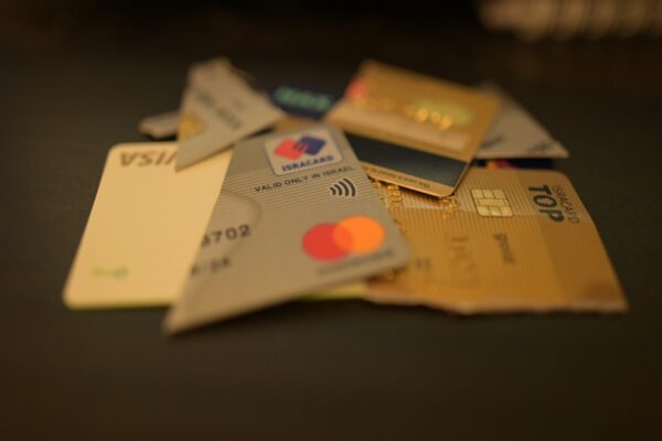 כרטיסי אשראי מבוטלים. אילוסטרציה (צילום: אור גואטה)