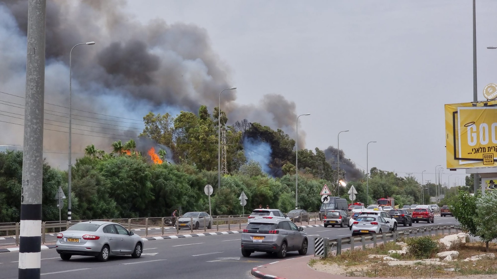 שריפה באיזור התעשייה קריית מלאכי (צילום: כבאות והצלה)