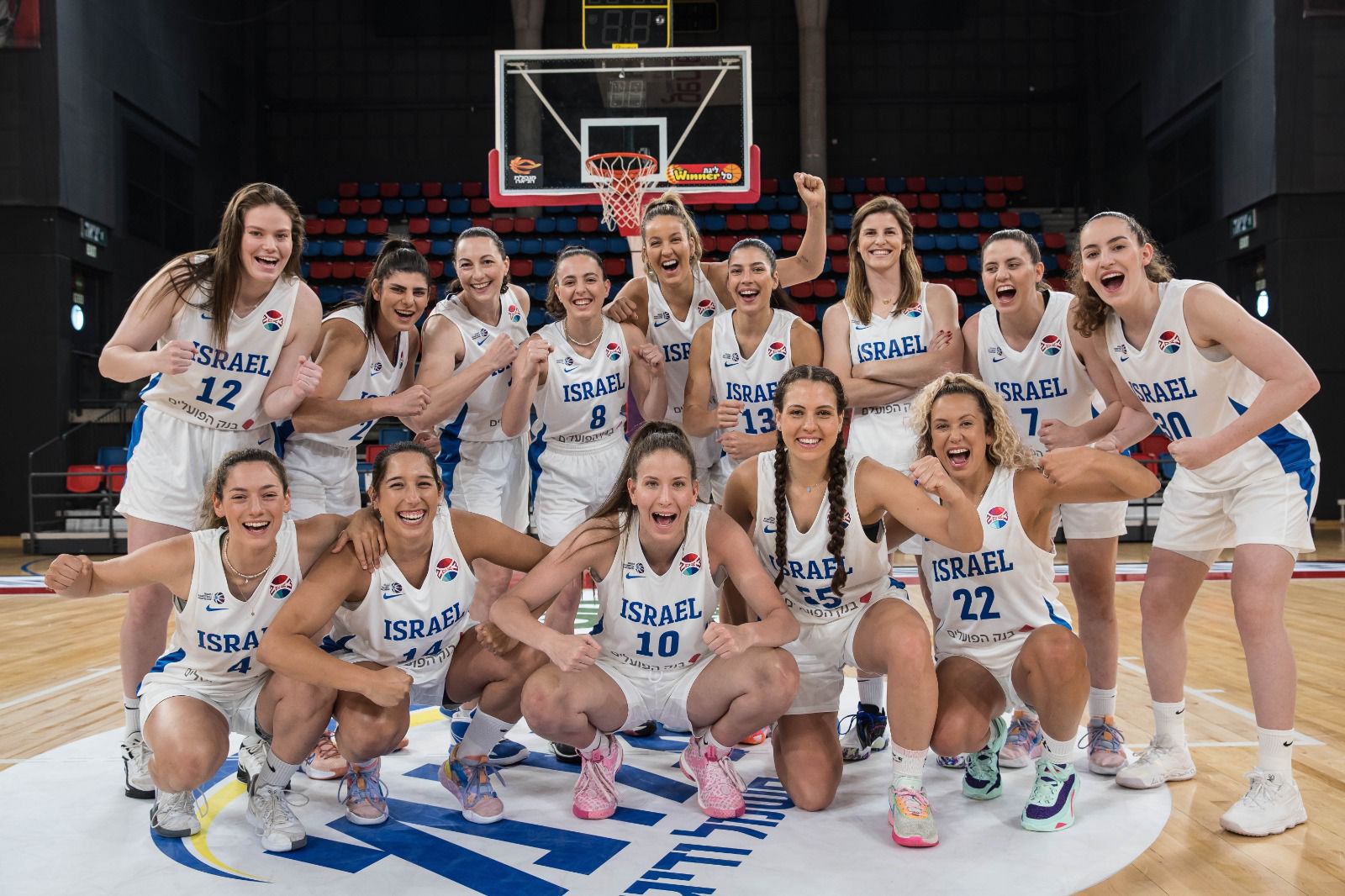 דניאל קארש (רביעית משמאל למעלה) עם חברותיה בנבחרת הנשים של ישראל בכדורסל. &quot;לחזור לנבחרת היה מאוד מרגש. חיכית לזה&quot; (צילום: עודד קרני, איגוד הכדורסל בישראל)