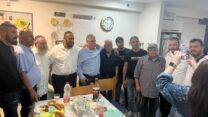 מפגש בין בני משפחתו של שלום רוטבן, שאותר בירדן לאחר היעדרות של שנתיים, לבין הסטודנטים הישראלים שמצאו אותו - כמאל דיב טלקאת ומוחמד כמאל אלנסאסרה ובני משפחותיהם (צילום: אלבום פרטי)