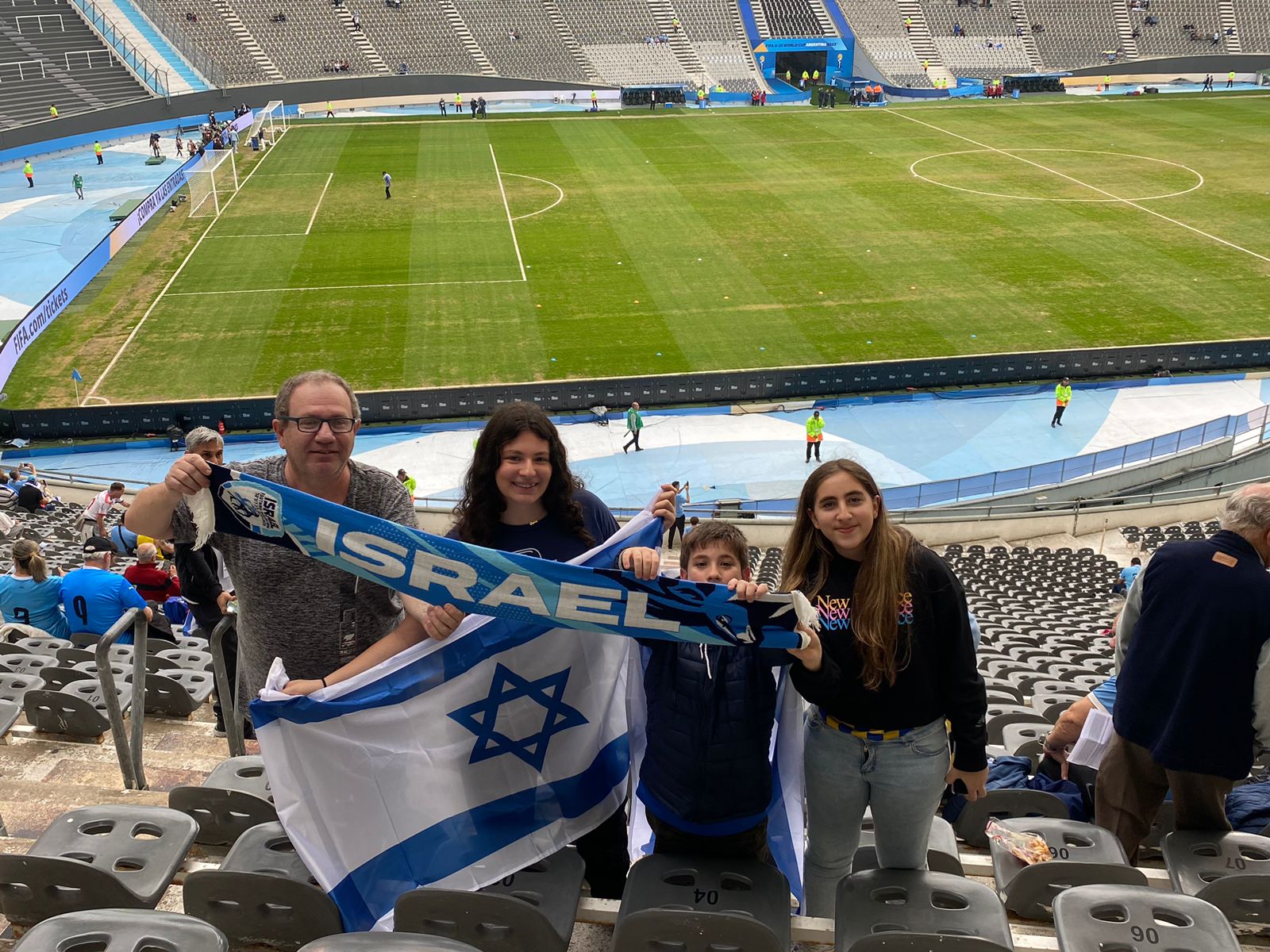 אוהדי נבחרת ישראל באצטדיון בלה פלאטה (צילום: ריקרדט סטיון)