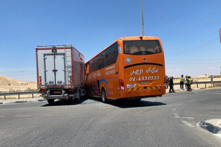 זירת תאונת הדרכים בצומת טללים. ניסיון לצמצם את מספר נהגי המשאית הבלתי-כשירים שעל הכבישים (צילום: שלום דנוף, מטה המאבק בכביש 40)