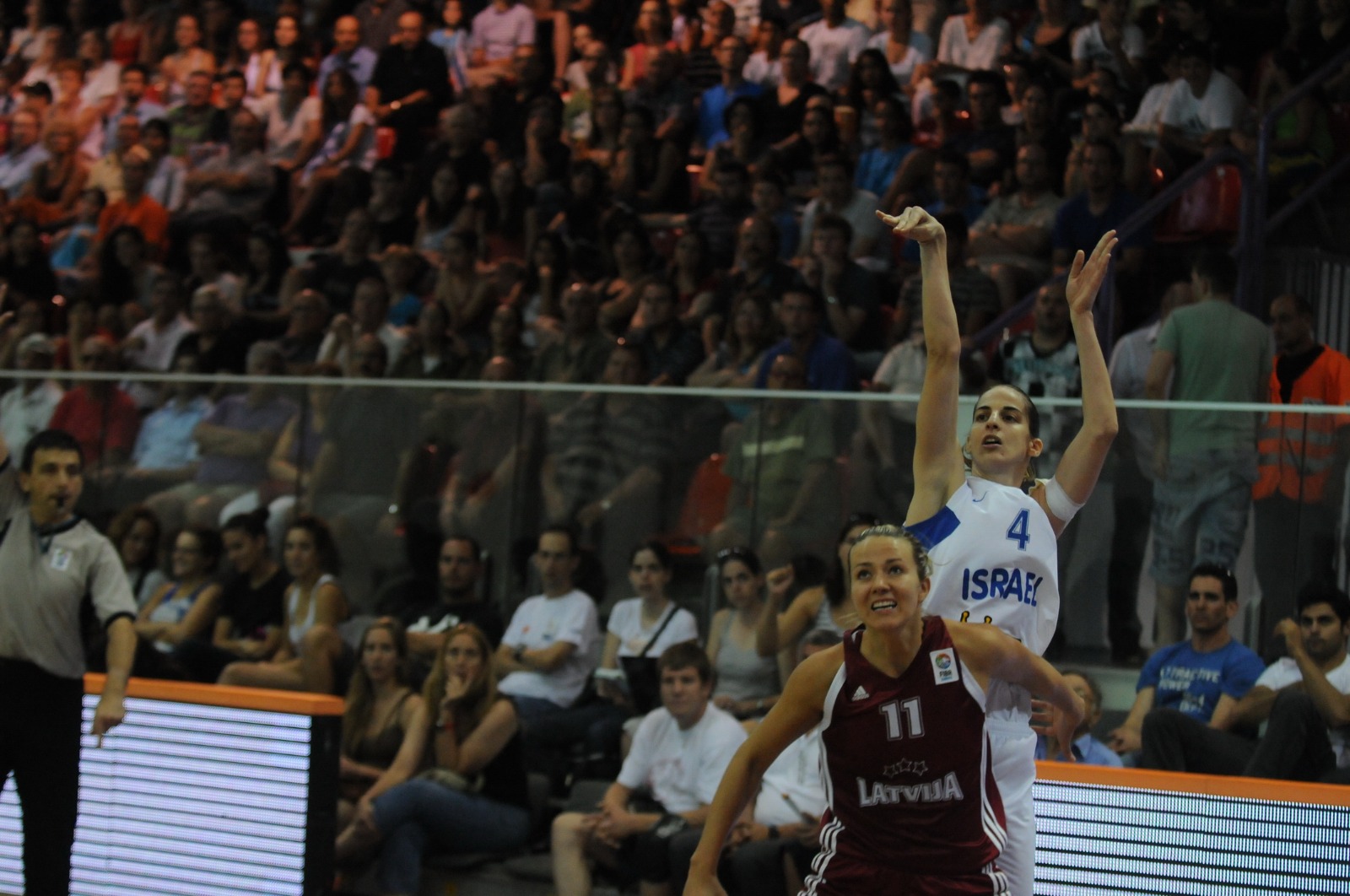 ליעד סואץ קרני במדי נבחרת ישראל בכדורסל מול לטביה (צילום: עופר ביידה)