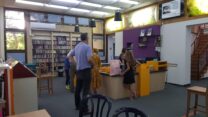 משאילים ספרים בספריה הציבורית. "היה אפשר למצוא פתרון אלגנטי כדי לא לדפוק את כל הלקוחות של הספריות" (צילום: רון ניסל)
