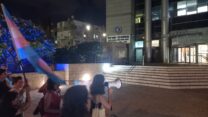 הפגנה מול תחנת המשטרה לשחרור עצורים מהקהילה הלהט"בית (צילום: רומיה בן ארי)