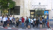 מצביעים בבחירות לראשות לשכת עורכי הדין מחוץ לבית משפט השלום בתל אביב (צילום: אסף צבי)