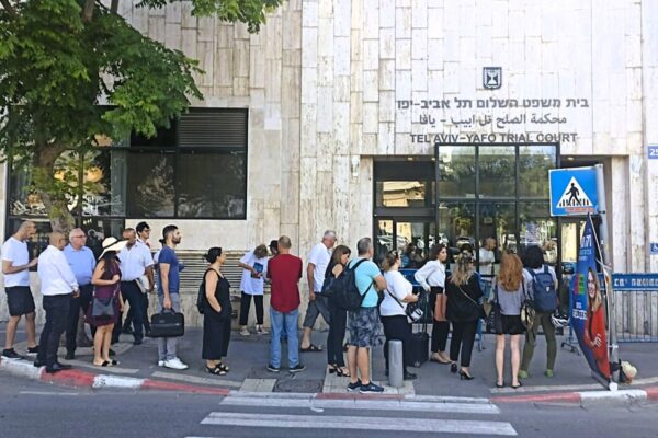 מצביעים בבחירות לראשות לשכת עורכי הדין מחוץ לבית משפט השלום בתל אביב (צילום: אסף צבי)