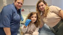 הילדה נוגה סויפר ושרשרת המגנטים שבלעה (צילום: בית החולים הציבורי אסותא באשדוד)
