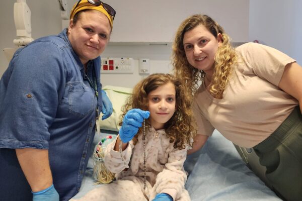 הילדה נוגה סויפר ושרשרת המגנטים שבלעה (צילום: בית החולים הציבורי אסותא באשדוד)