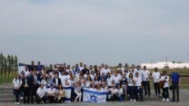 המשלחת הישראלית למשחקים האירופיים בטקס זיכרון במחנה ההשמדה אשוויץ-בירקנאו (צילום: הוועד האולימפי בישראל)