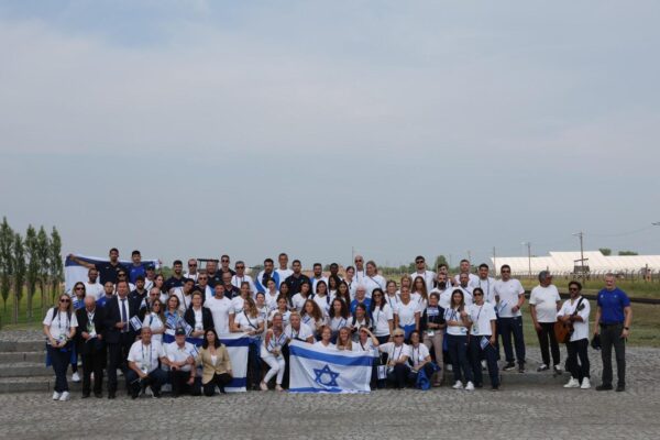 המשלחת הישראלית למשחקים האירופיים בטקס זיכרון במחנה ההשמדה אשוויץ-בירקנאו (צילום: הוועד האולימפי בישראל)