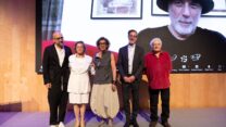 משמאל לימין: שלומי אלקבץ, פרופ׳ הנרייט דהאן כלב, סוראיה שרה נזריאן, פרופ׳ עדי שטרן (נשיא בצלאל), ופרופ׳ צבי טולקובסקי. הזוכים באות יקיר בצלאל (צילום: אריאל עפרון)