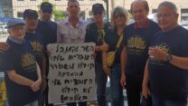 בהפגנה למניעת סגירת תיאטרון היידישפיל, מימין לשמאל: חנן יובל, בני רוזנבאום, יונה אליאן, ששי קשת, זליג רבינוביץ, דודו פישר, ישראל גוטסדינר ויעקב בודו (צילום: יח"צ)