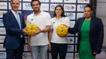 מימין: יו"ר איגוד הכדורמים רויטל גלוסקא כהן, איילת פרס, עידו גולדשמידט (שני הקפטנים) ונשיא ה-LEN אנטוניו סילבה (צילום: גלעד קוולרצ'יק, באדיבות איגוד הכדורמים בישראל)