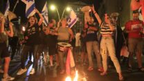 מחאה מחוץ מתחנת המשטרה בפתח תקווה (צילום: גלעד פירסט)
