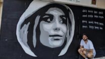 ציור קיר של דימה בושנאק ז"ל בת ה-19, שנרצחה בחודש שעבר. את הציור יצר האמן והמחנך עדי יונתן-כהן (צילום: אלבום פרטי)