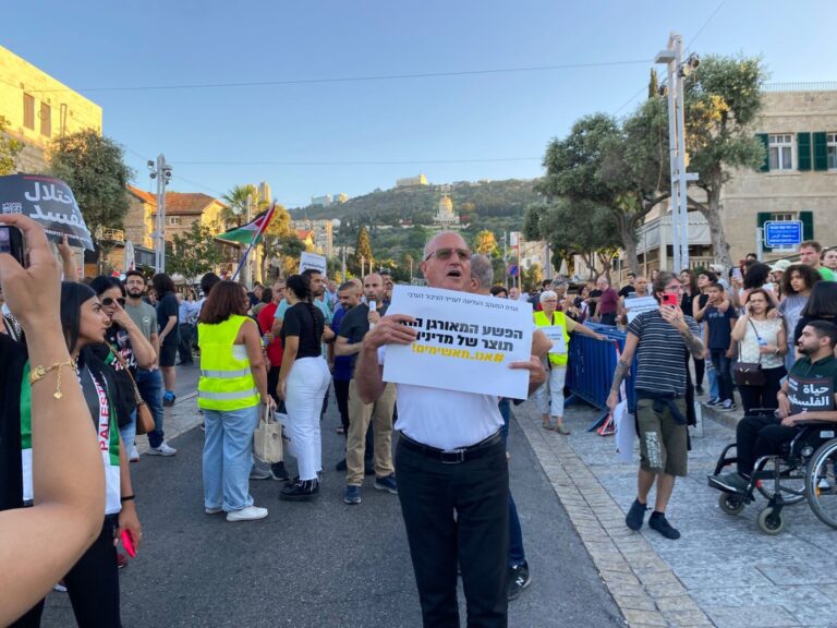 הפגנה נגד האלימות והפשיעה בחיפה 24/06/23. "אין ארגוני פשע אלא ארגוני טרור" (צילום: יהל פרג')