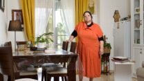 יענה משה אהרון בבית בו היא מתגוררת במעלה אדומים (צילום: יונתן בלום)