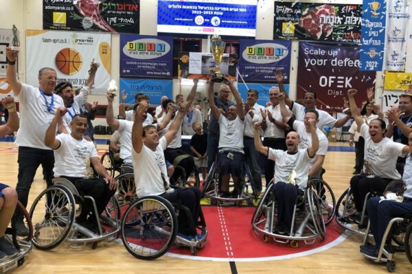 בית הלוחם תל אביב מניפים את גביע המדינה בכדורסל בכיסאות גלגלים  לעונת 2022/23 (צילום: קרן איזקסון)
