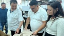 ח"כ מיכאל ביטון ומיה הרשקוביץ מנהלת איגוד הטקסטיל בהתאחדות התעשיינים (צילום: התאחדות התעשיינים)